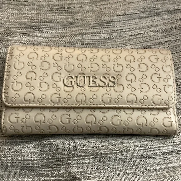 GUESS Wallet - Picture 2 of 5